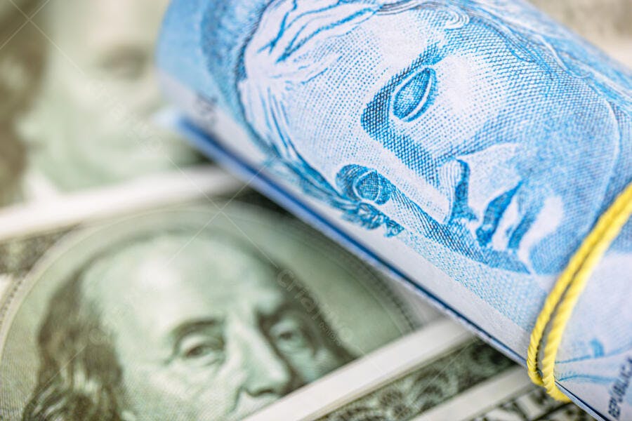 Cédulas de Real enroladas sobre Dólar americano câmbio e economia