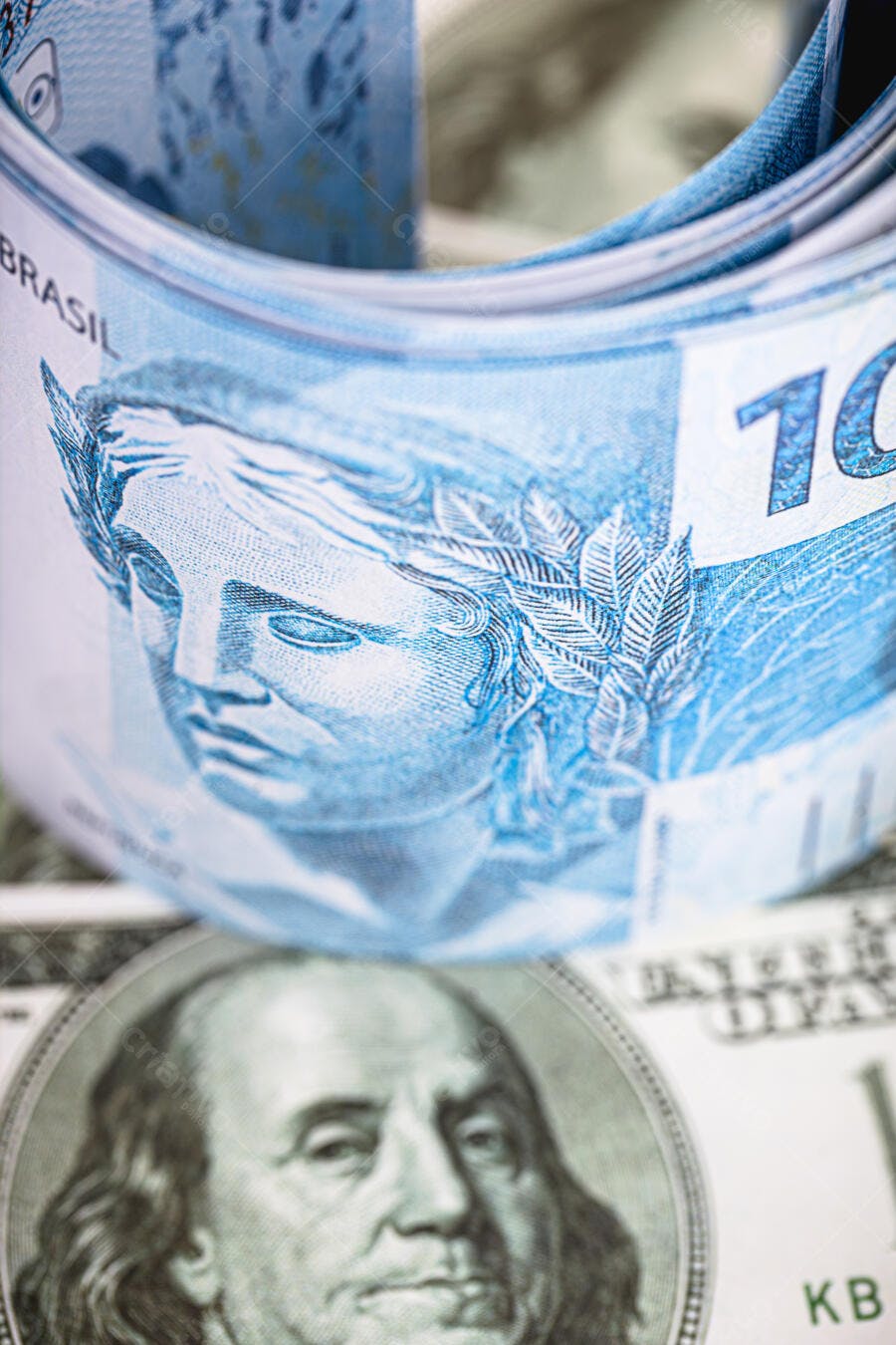 Notas de 100 Reais azuis enroladas sobre Dólar americano câmbio economia global