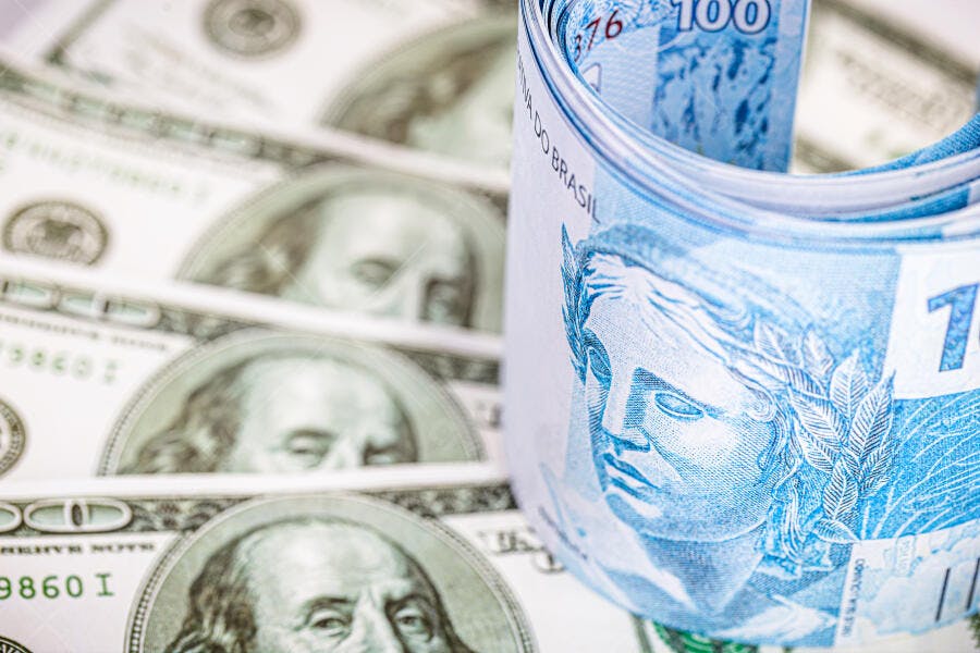 Notas de Real azul e Dólar americano verde lado a lado finanças e economia