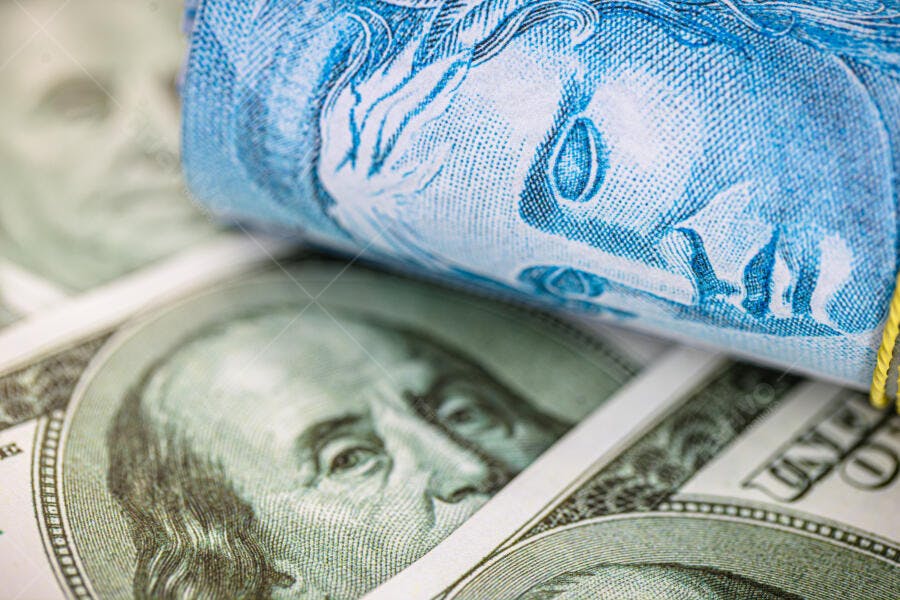 Notas de Dólar e Real empilhadas close-up de finanças e economia internacional
