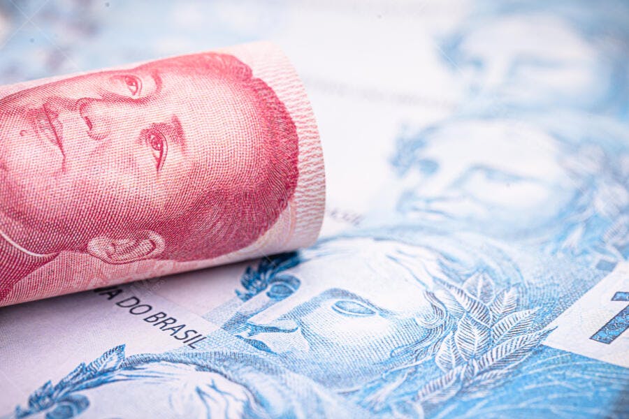 Yuan chinês vermelho e notas de Real brasileiras azuis em macro finanças