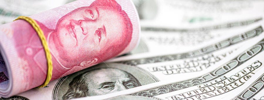 Yuan chinês enrolado sobre notas de dólar americano finanças globais