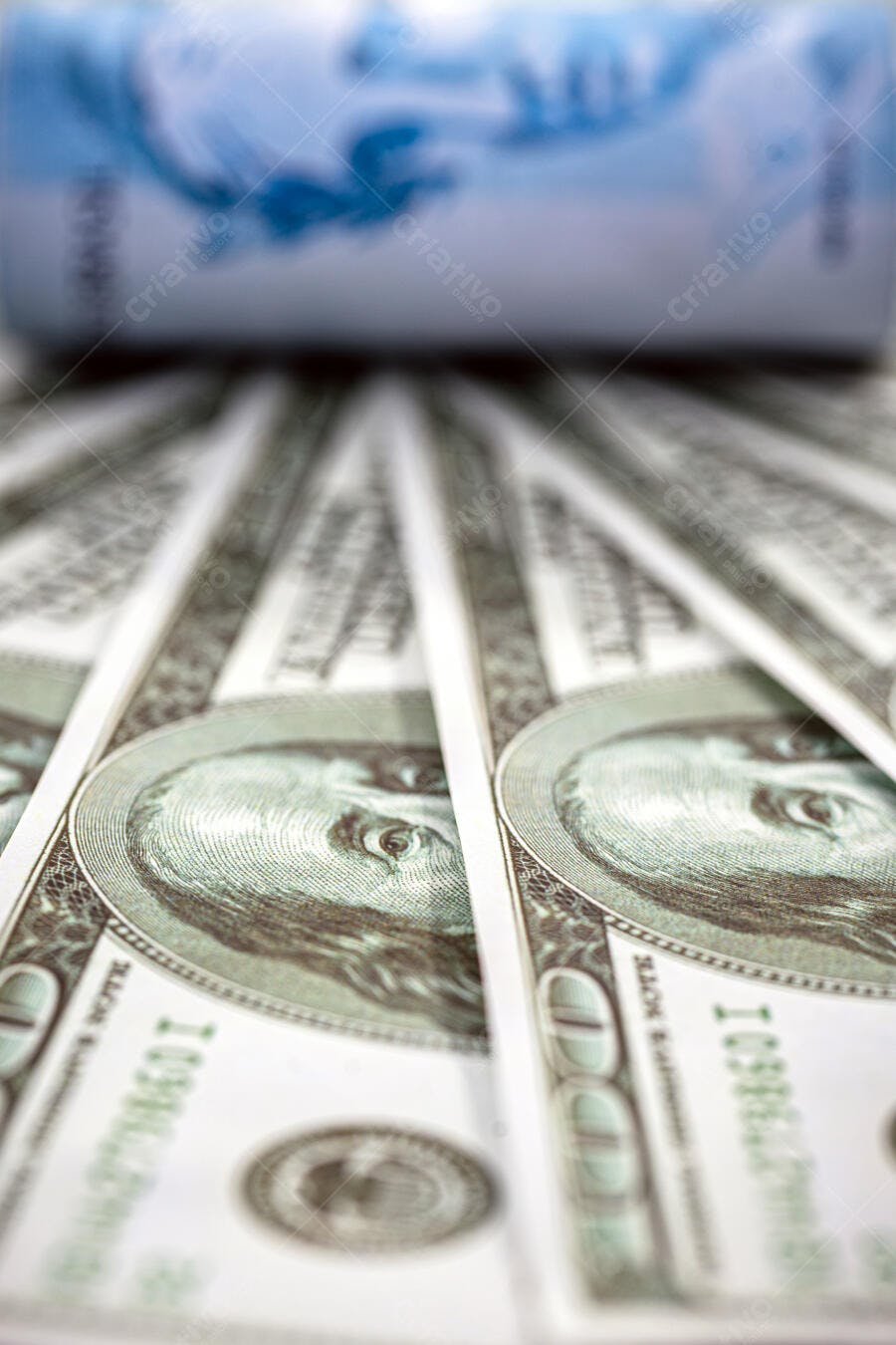 Cédulas de cem dólares e reais brasileiros em close-up economia global