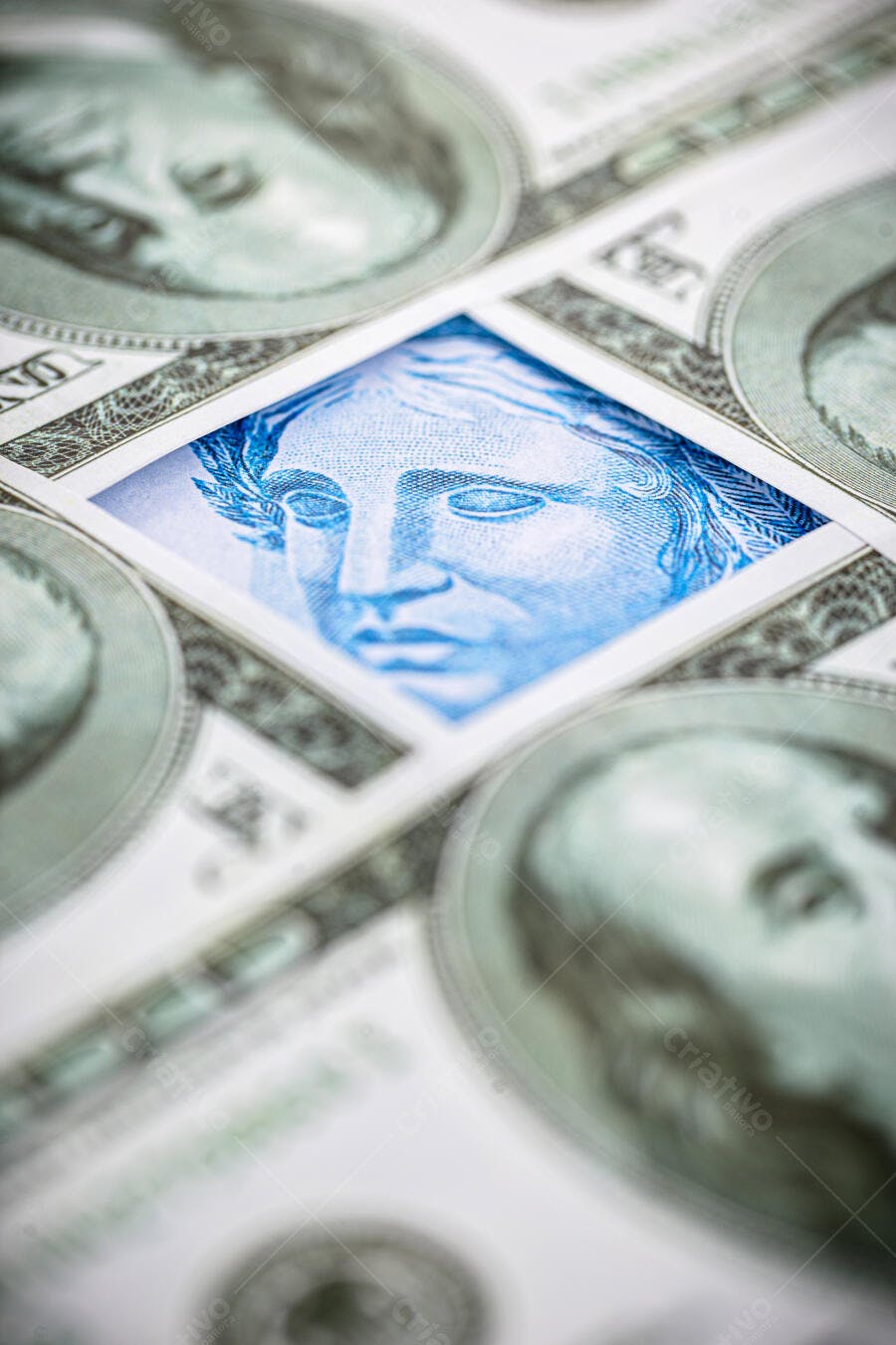 Real brasileiro em foco entre cédulas de dólar americano economia global