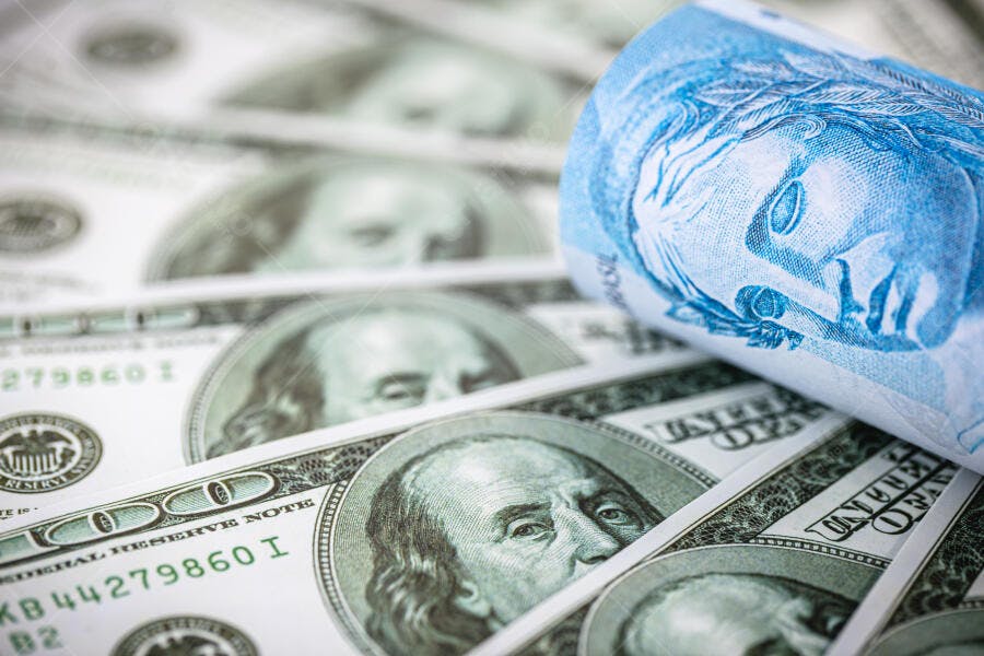 Cédulas de dólar americano e real brasileiro juntas análise de câmbio internacional
