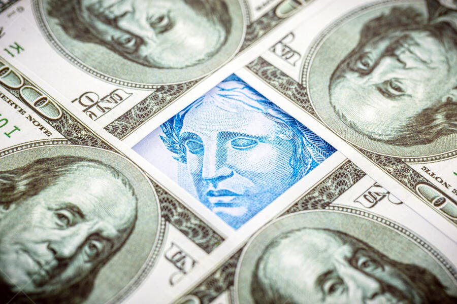 Notas de dólar americano e real brasileiro em contraste financeiro global