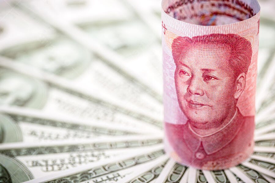 Cédula de Yuan chinesa enrolada sobre dólares americanos em cenário financeiro global
