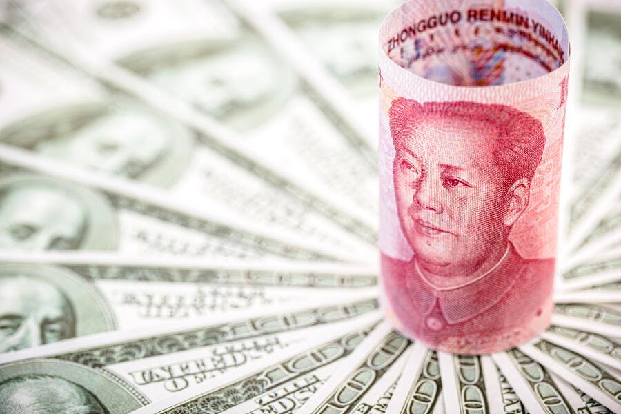 Yuan chinês vermelho em destaque sobre dólares americanos verdes economia global