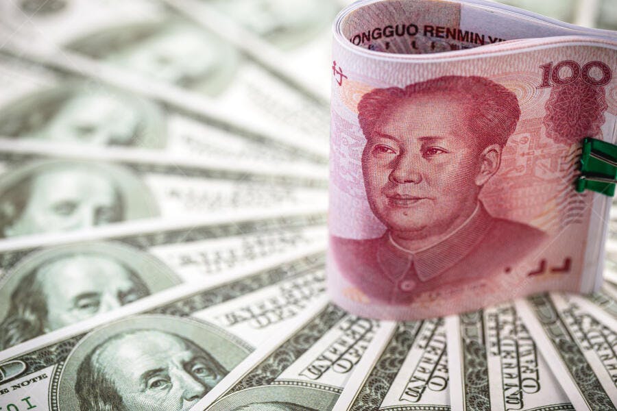 Notas de dólar verde e yuan vermelho em comparação econômica global