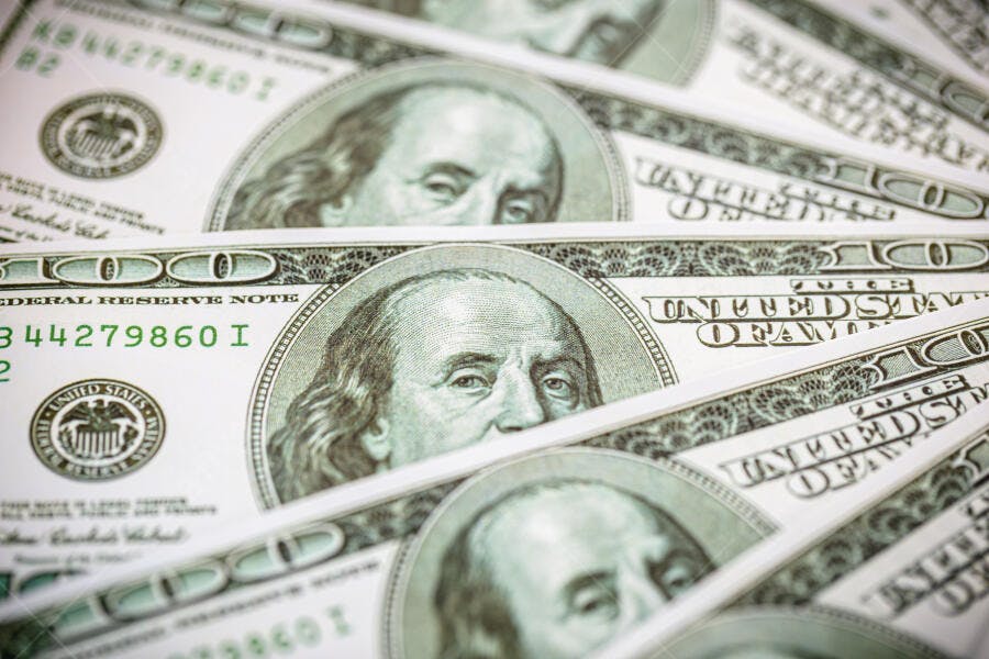 Notas de cem dólares americanos empilhadas retrato Benjamin Franklin verde e branco