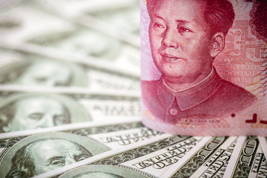 Notas de Yuan vermelho e Dólares americanos verdes em cenário financeiro