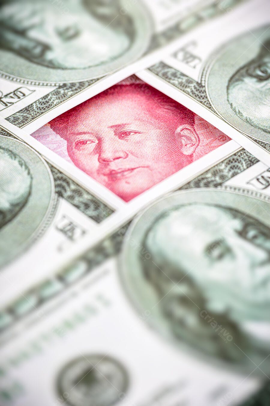 Moeda Renminbi chinesa vermelha em foco rodeada por notas de dólar americano verdes