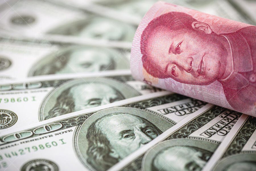 Notas de dólar verde e yuan vermelho com Mao Zedong financeiro global