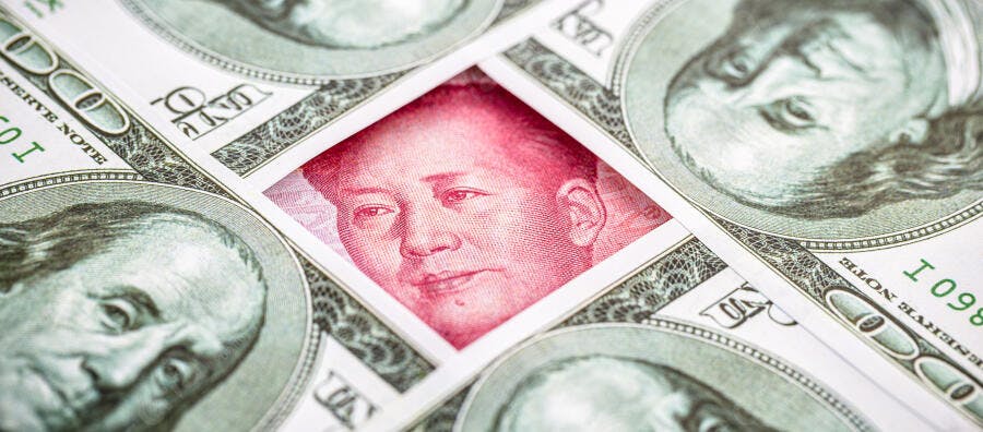 Moedas dólar e yuan em contraste econômico global