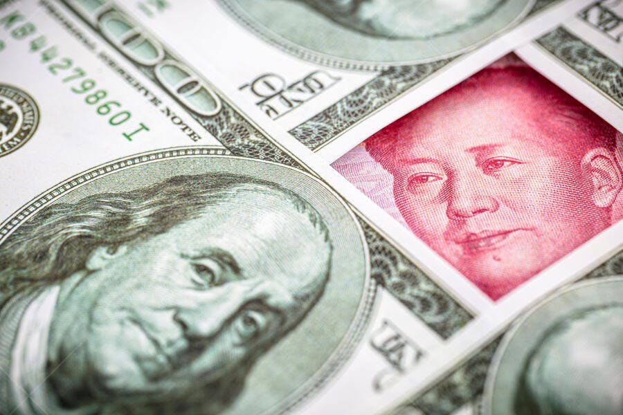 Notas de dólar verde e yuan vermelho com Franklin e Mao Zedong