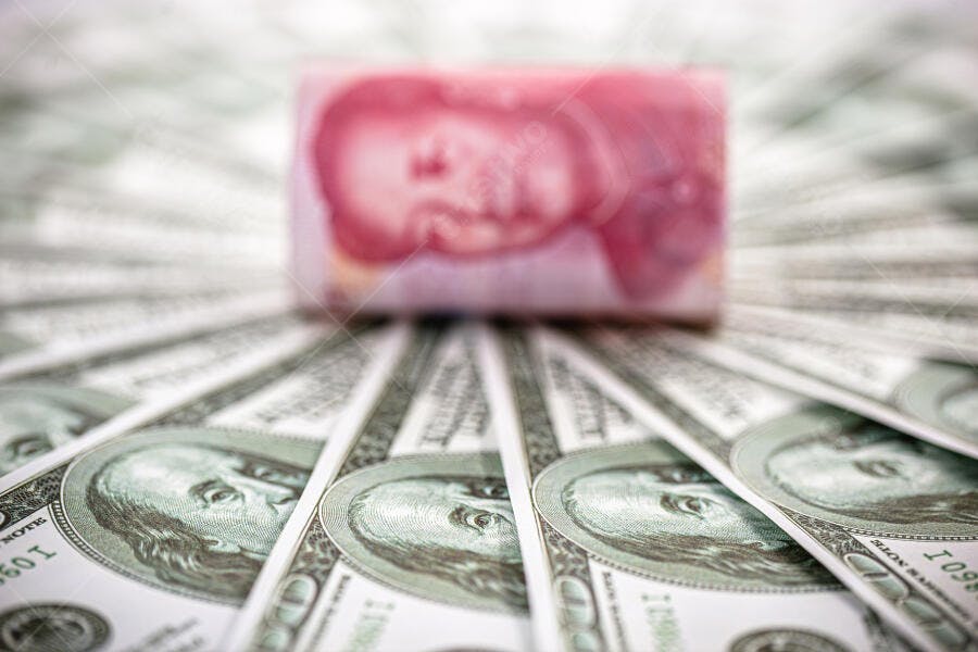 Dinheiro notas de dólar americano em leque com yuan chinês desfocado