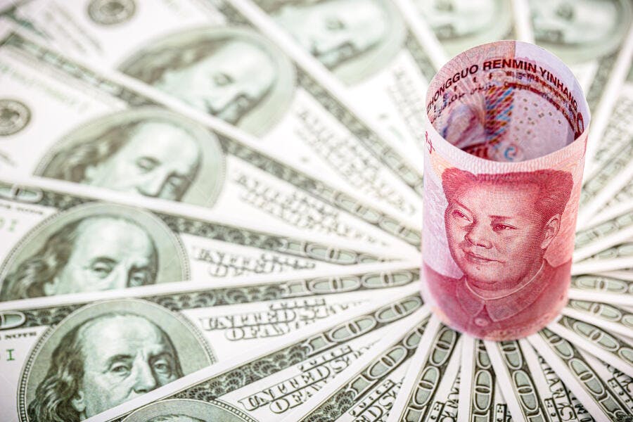 Yuan chinês enrolado sobre notas de dólar americano dinheiro global finanças