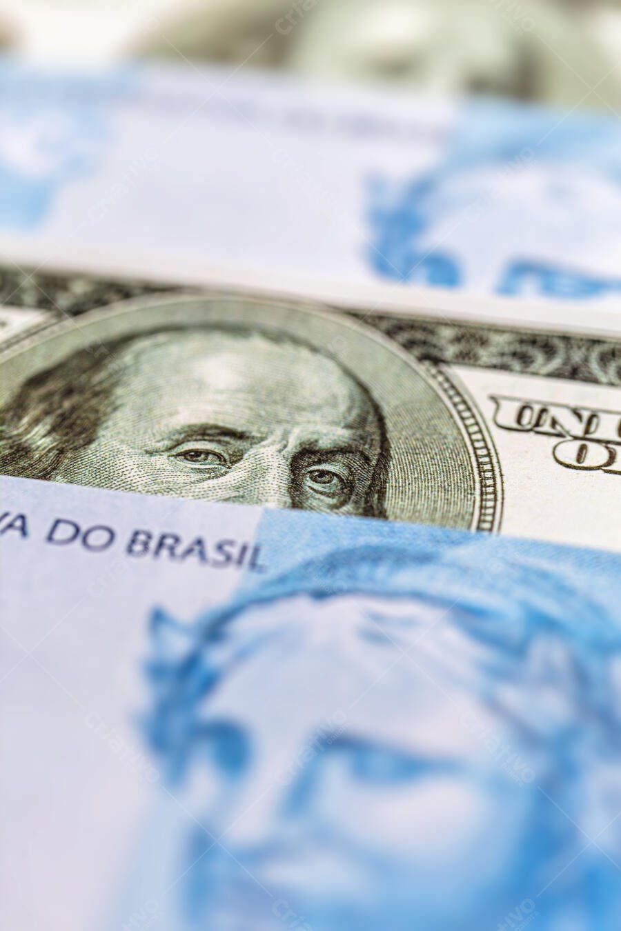 Dólar americano e Real brasileiro juntos em close-up financeiro