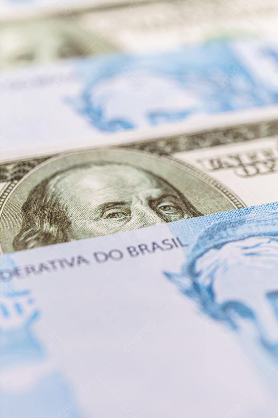 Dólar americano e Real brasileiro Benjamin Franklin em notas empilhadas
