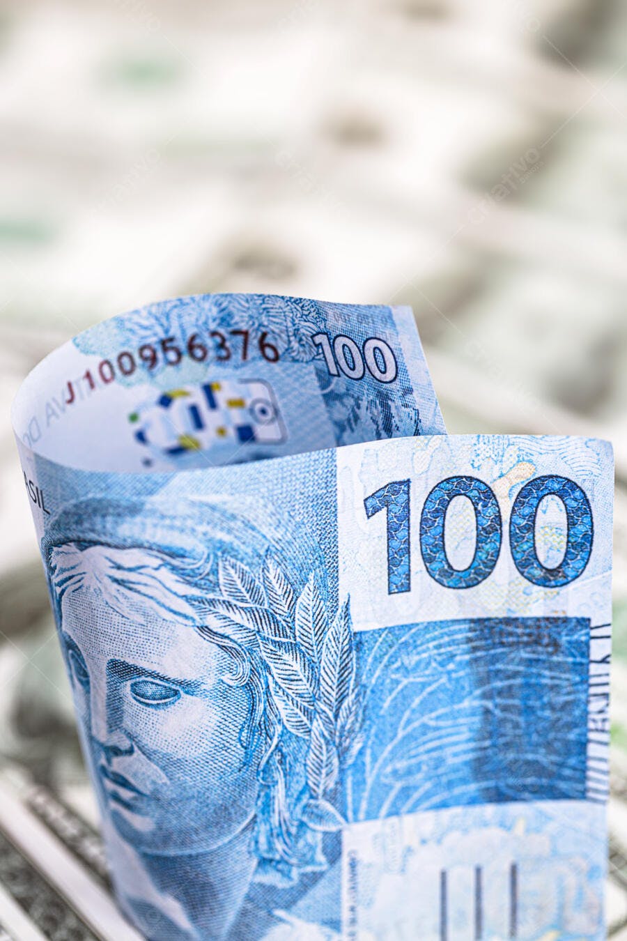 Nota de cem reais brasileira azul dobrada em close-up finanças e economia