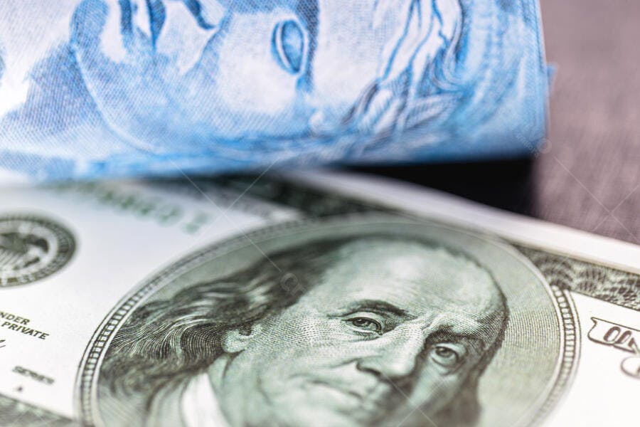 Cédula de dólar e real notas de cem em comparação financeira