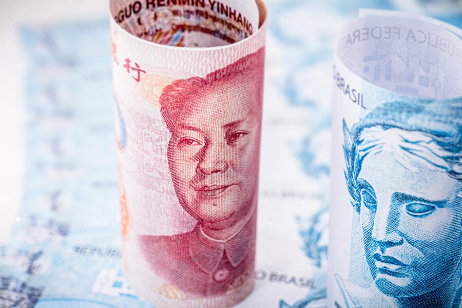 Cédulas Yuan chinês e Real brasileiro com Mao Zedong e Efígie da República