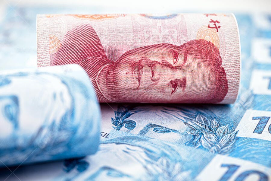 Nota de Yuan chinês enrolada sobre reais brasileiros macro