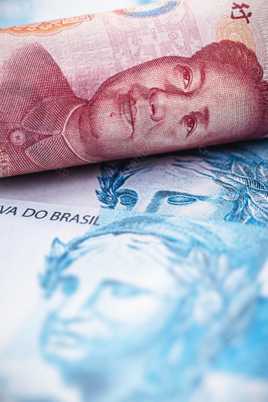 Notas de dinheiro Yuan chinês e Real brasileiro empilhadas comparando economias globais