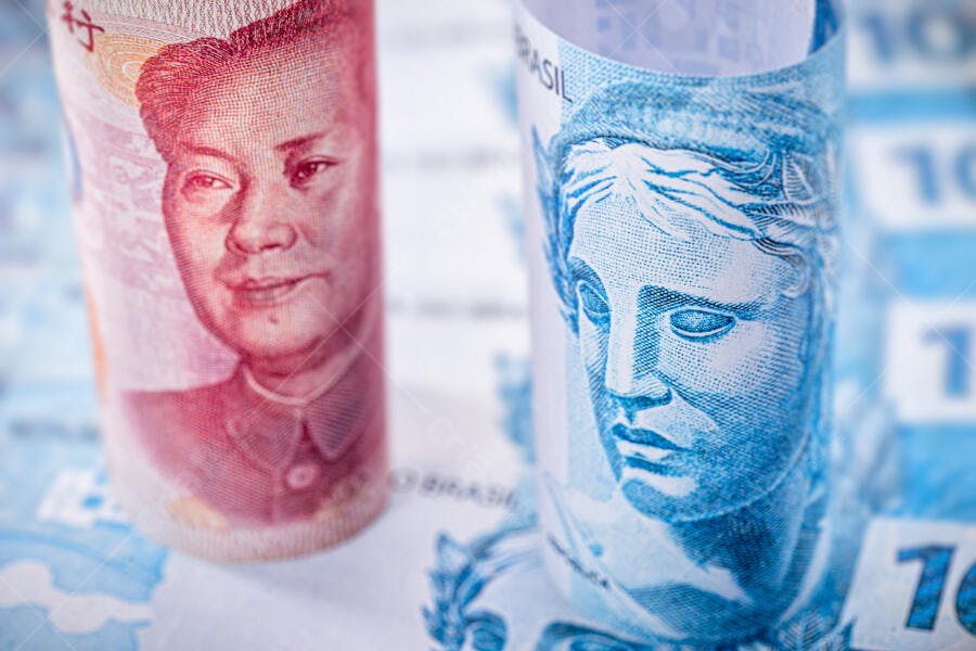 Yuan chinês vermelho e Real brasileiro azul em foco macro finanças globais