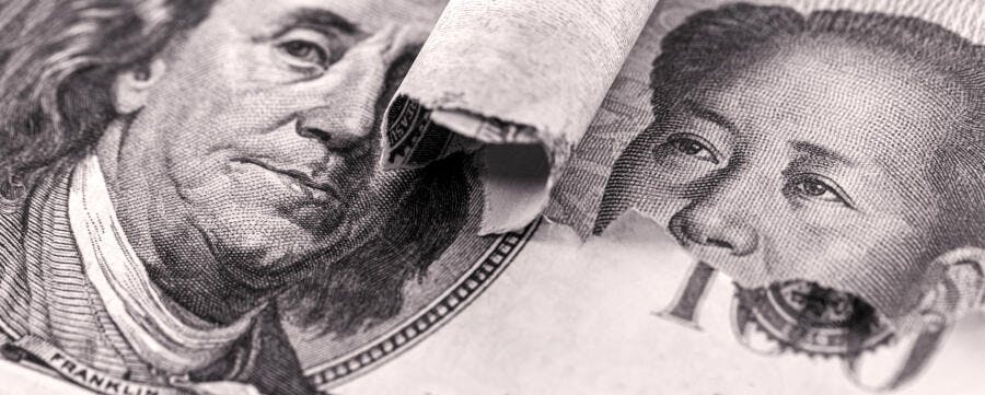 Cédulas de dólar e yuan em comparação econômica global P&B