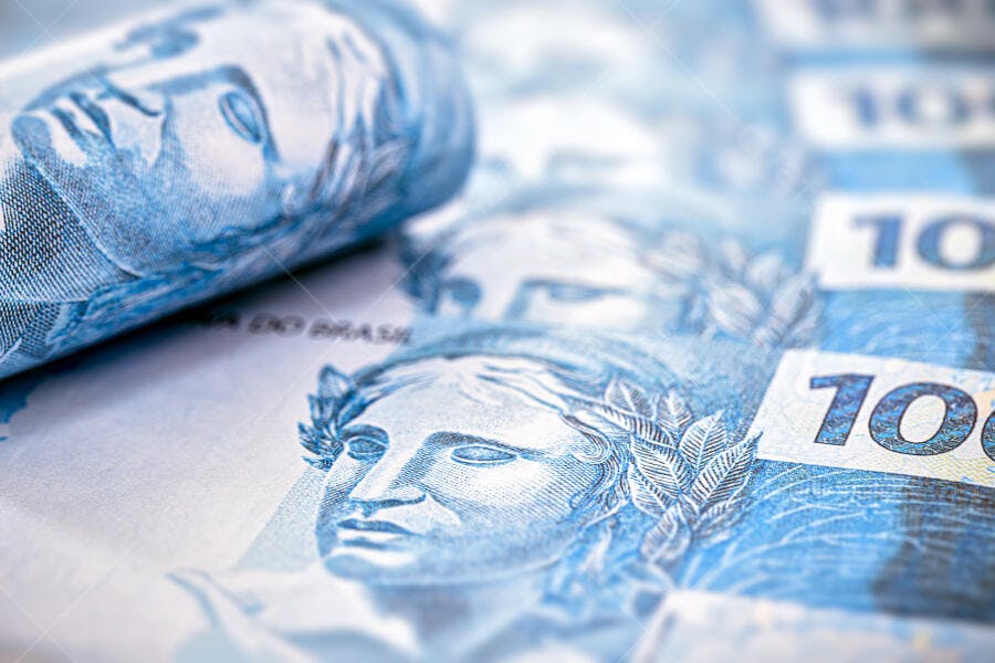 Notas de cem reais moeda brasileira detalhada em azul e branco, finanças e economia