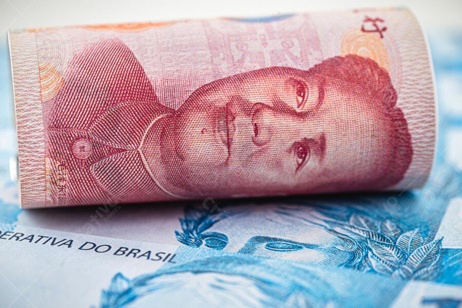 Cédula de Yuan chinesa enrolada sobre Real brasileiro economia global