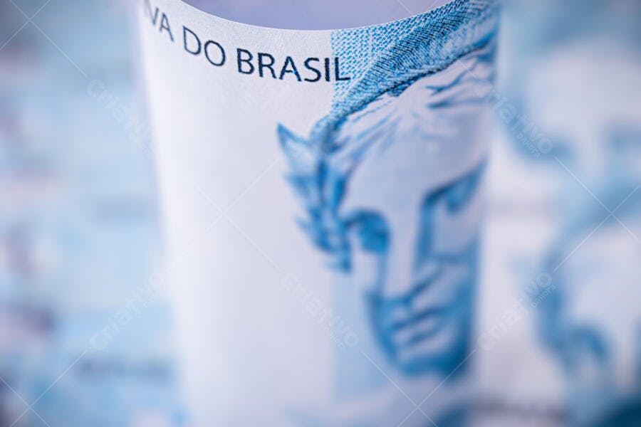 Cédula de 100 reais brasileira azul com efigie da República em close-up