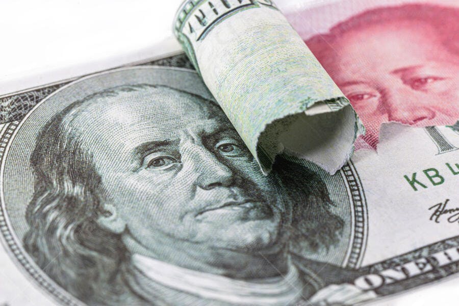 Dólar americano e yuan chinês sobrepostos close-up comércio global
