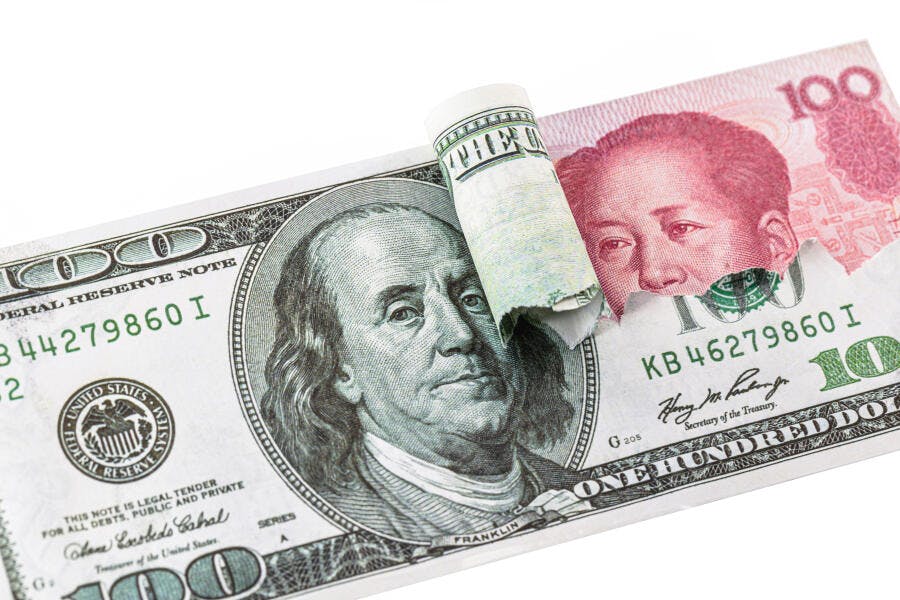 Dólar americano verde rasgado revelando Yuan chinês Mao Zedong no fundo