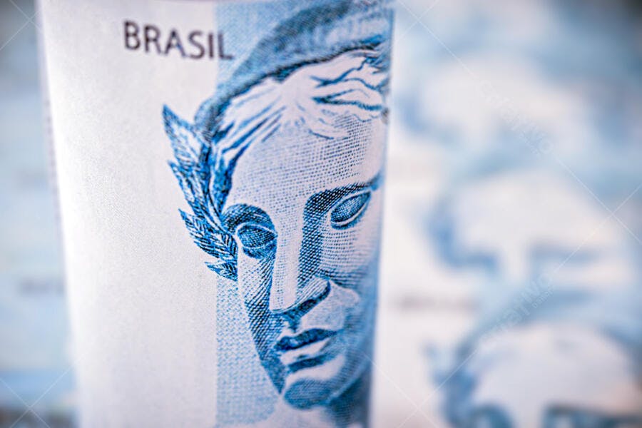 Cédula de Real brasileira com efígie da República e palavra Brasil em destaque