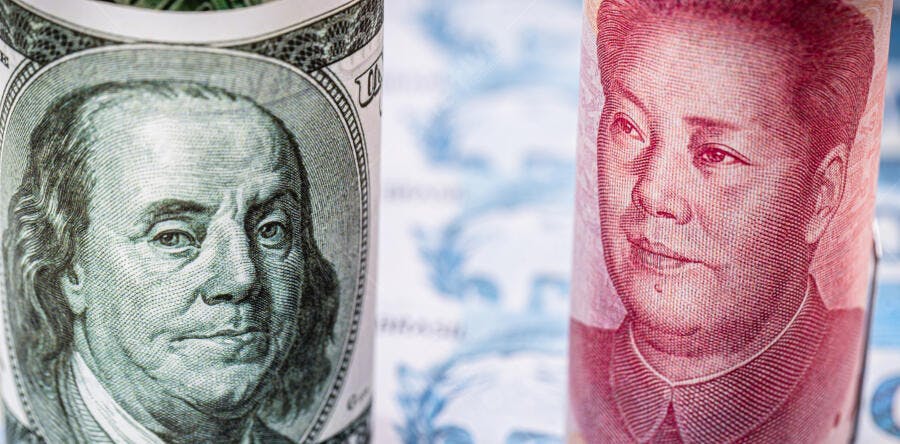 Notas de dólar americano verde e yuan chinês vermelho enroladas