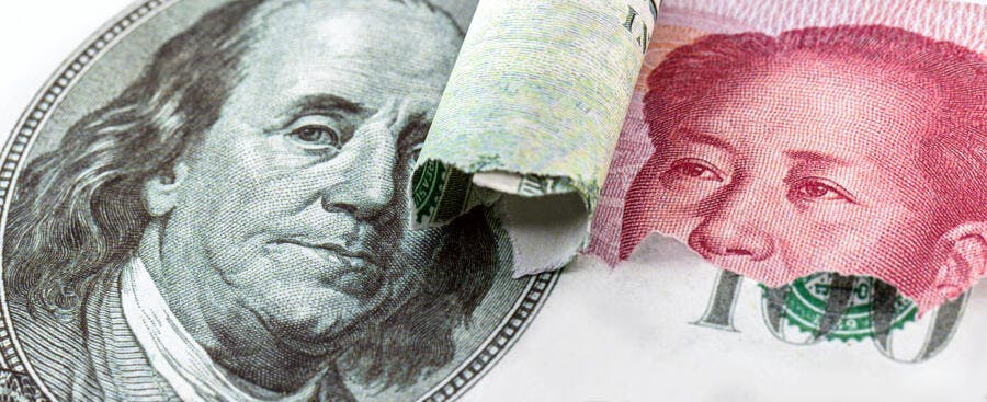Dólar americano e Yuan chinês em fusão simbólica de moedas globais