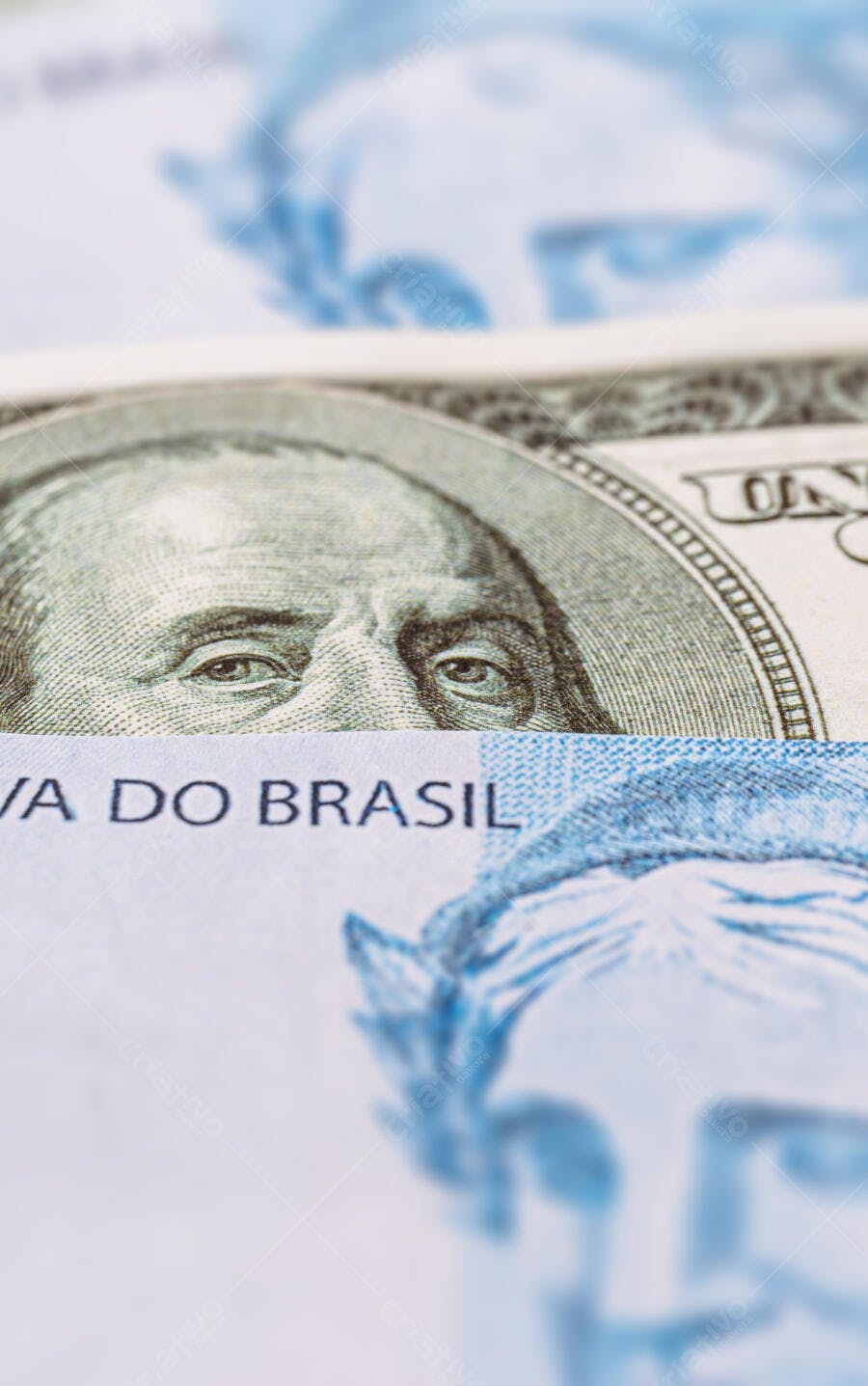 Dólar americano e real brasileiro em close up comparativo de moedas