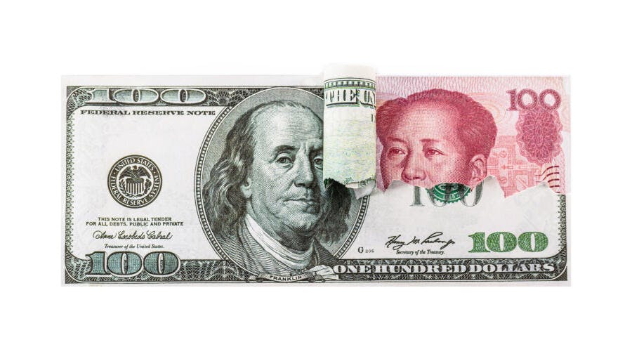 Cédulas dólar americano e yuan chinês notas de 100 sobrepostas em branco