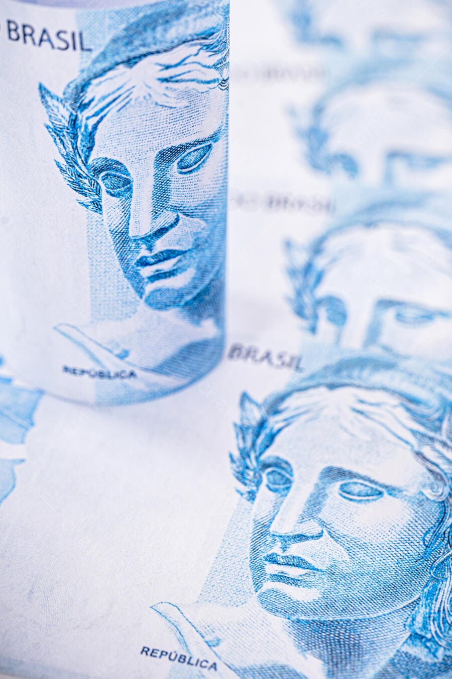 Cédulas de Real brasileiro azul e branco e efigie da República em close-up