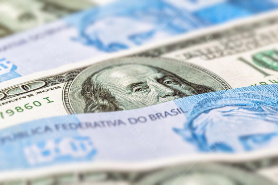 Cédulas de dinheiro Dólar americano e Real brasileiro em close-up economia