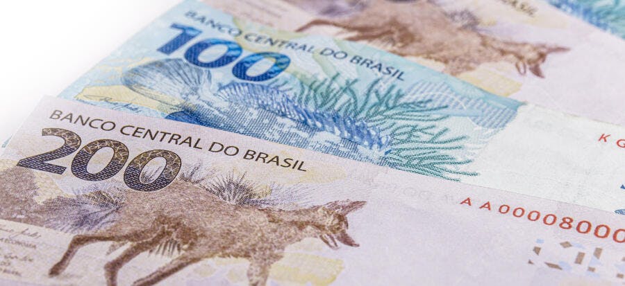 Cédulas de 200 e 100 reais brasileiras detalhes da moeda nacional