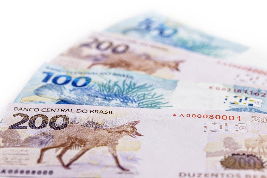 Cédulas de reais brasileiros R$ 200 lobo-guará e R$ 100 garoupa em close-up