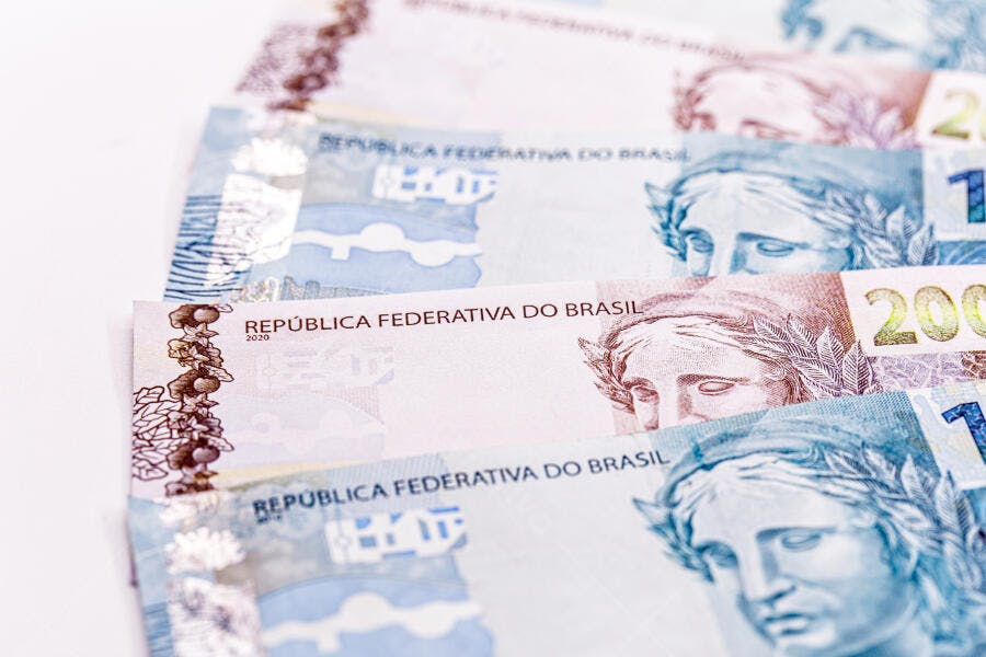 Cédulas de real brasileiro valores de 100 e 200 em fundo branco economia