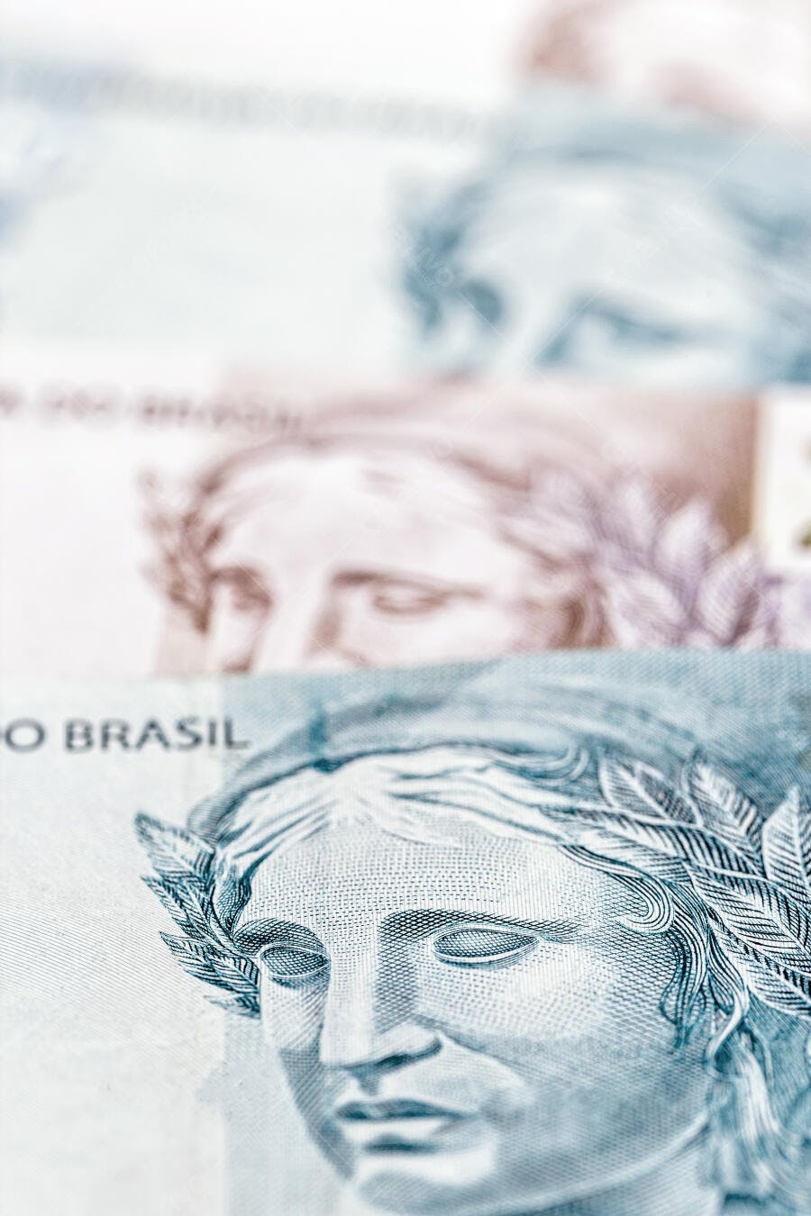 Notas de Real Brasil empilhadas com efígie da República em close-up