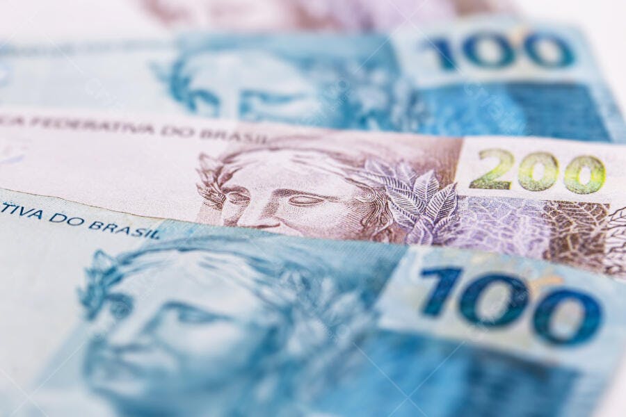 Notas de real brasileiras de 100 e 200 reais dinheiro e economia
