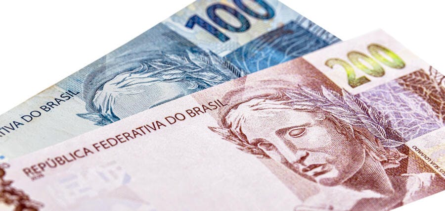 Notas de 100 e 200 Reais do Brasil dinheiro em close-up com fundo branco