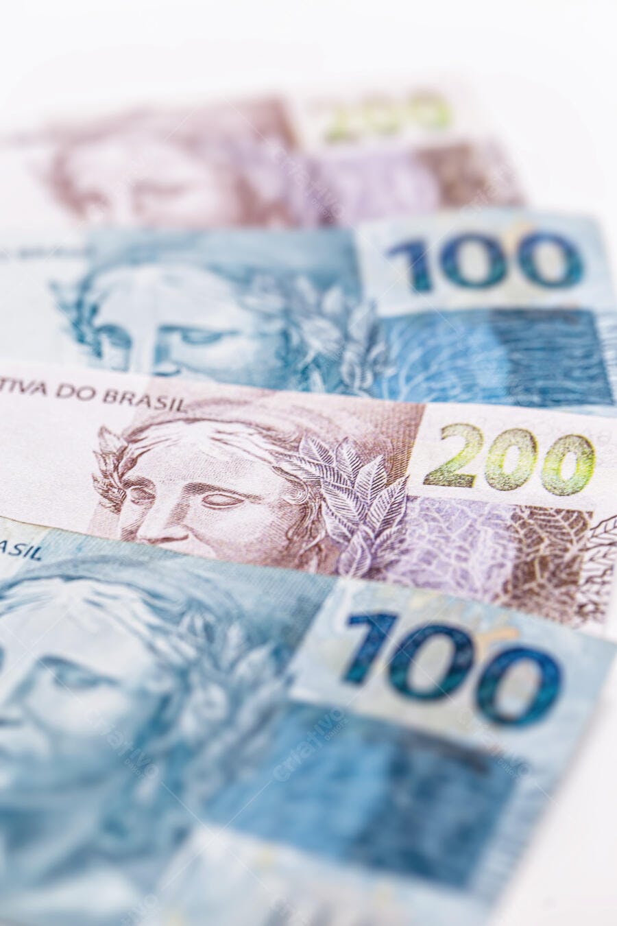 Cédulas de reais notas de 100 e 200 empilhadas economia brasileira