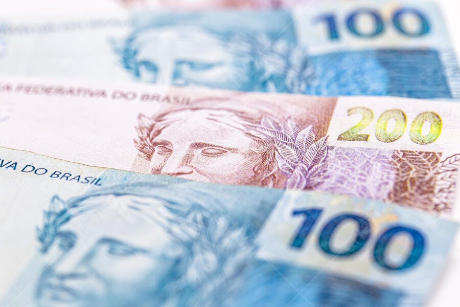 Dinheiro brasileiro notas de 100 e 200 reais em close-up macro
